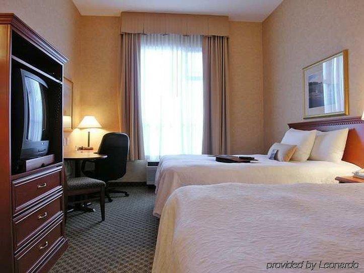 Hampton Inn & Suites By Hilton Langley-Surrey Номер фото