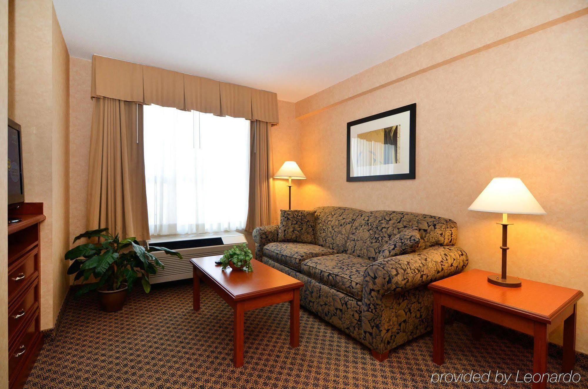 Hampton Inn & Suites By Hilton Langley-Surrey Номер фото