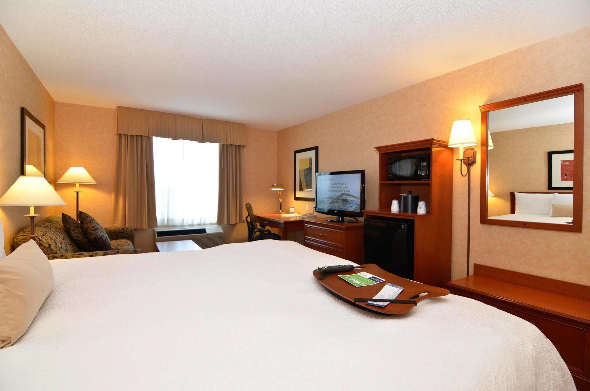 Hampton Inn & Suites By Hilton Langley-Surrey Номер фото